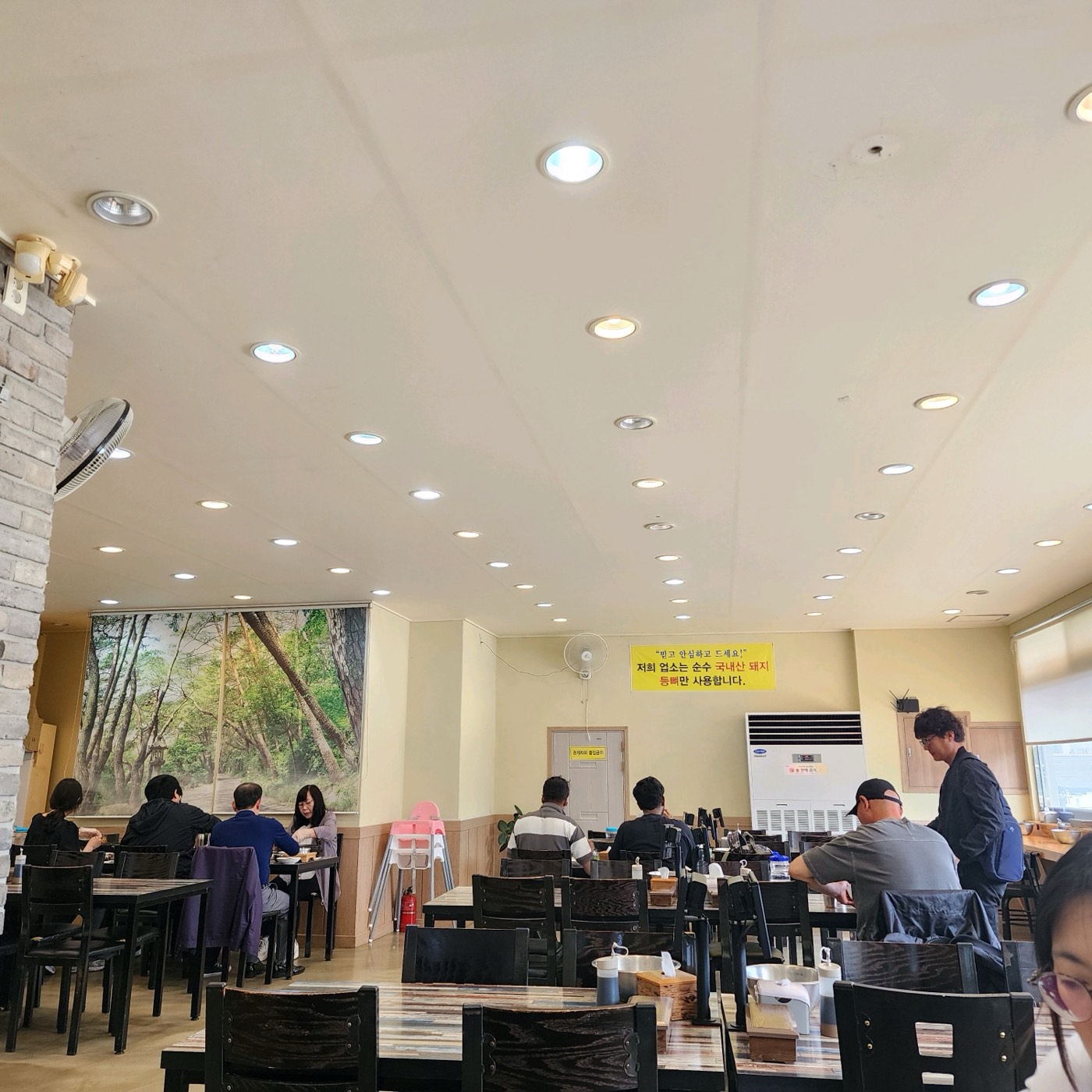 창가 자리 — 밝고 쾌적한 다이닝